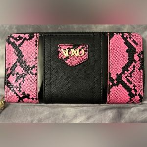 NWOT Women’s XOXO Pink/Black Zip Around Wallet